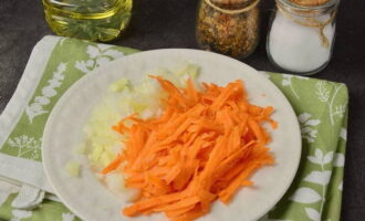 Репчатый лук мелко нарезаем, морковку натираем на крупной терке.