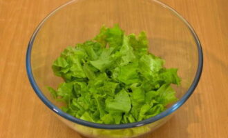Салатные листья нарвите руками и сложите в миску.
