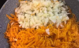 Луковицу избавьте от верхнего слоя, ополосните и нарежьте, как удобно. Когда морковка станет мягкой, отправьте на сковородку лучок.