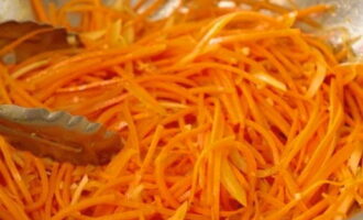 Также выкладываем в общую массу корейскую морковку. Если она слишком длинная, то разрежьте ее на части.