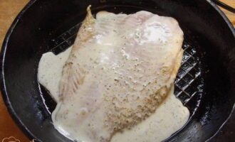 Перекладываем рыбу вместе с маринадом в форму для запекания или чугунную сковороду.