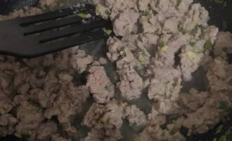 Мясной фарш сложите к поджаренному лучку. Готовьте до тех пор, пока фарш не поменяет цвет, периодически переворачивая. Подсолите и приперчите. Сдобрите любимыми специями.