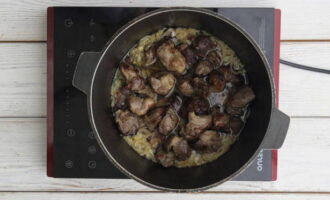 Теперь погрузите нарезанную баранину, готовьте до коричневой корочки. Мясо станет аппетитным и поджаристым минут через 10-15. 
