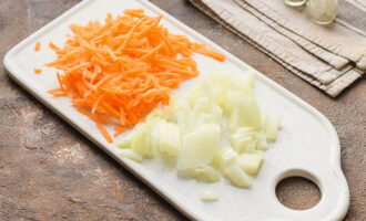 В это время измельчаем лук и натираем морковь.
