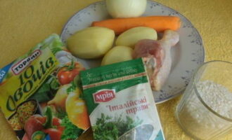 Сразу подготовьте, согласно рецепту, ингредиенты для супа. Овощи почистите и промойте. Из куриной голени сварите бульон с добавлением любых приправ и его к концу варки посолите.