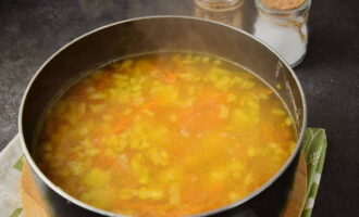 Перекладываем овощную зажарку в суп. Солим и посыпаем специями по вкусу. Варим до готовности еще 10-15 минут.
