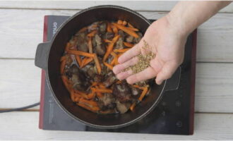 Теперь пришел черед моркови. Забросьте ее и готовьте около 3-х минут, не трогая. После чего перемешайте и готовьте еще 10 минут, помешивая. Семена кориандра и зиру разотрите руками и приправьте зирвак. Посолите по вкусу и добавьте барбарис.