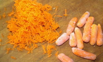 Морковку сполосните, очистите овощечисткой и натрите на терке. У меня была замороженная морковь, не требующая предварительной чистки.