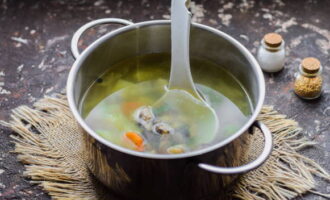 Варите суп еще минут 10. Попробуйте, если потребуется, отрегулируйте по вкусу специями.