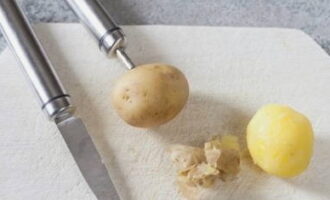 Остывшую картошку почистите от шкурки ножом.