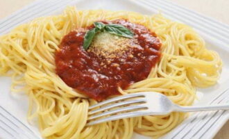Спагетти разделите на порции. Дополните любимым соусом или присыпьте натертым сыром и кушайте с удовольствием. Приятного аппетита!