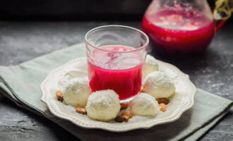 Вкусный и густой кисель из замороженных ягод и крахмала полностью готов. Разливайте его по стаканам и угощайтесь!
