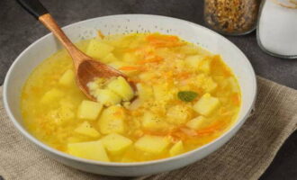 Сытный и аппетитный домашний суп с чечевицей и картофелем готов. Подавайте к столу вместе с зеленью и сметаной!