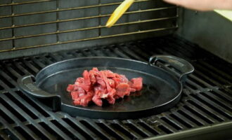 Соломку говядины перекладываем в сковороду, разогретую с растительным маслом.