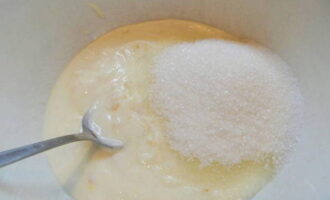 В глубокой миске соединяем йогурт с оставшимся стаканом сахара. Перемешиваем.