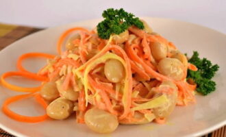 Салат из курицы, фасоли и корейской моркови готов. Подавайте к столу и угощайтесь!