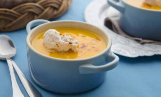 Классический тыквенный суп-пюре со сливками готов. Разливайте по тарелкам и подавайте к столу!