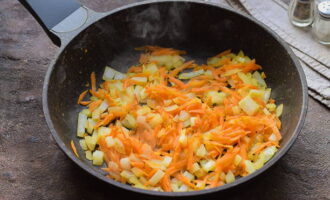 В масле обжариваем лук с морковью до мягкости. Отправляем в суп.