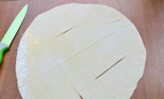 Готовое тесто раскатываем в тонкий слой. Нарезаем его ромбиками или квадратами.