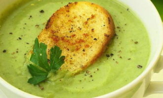 Нежный и яркий суп-пюре из брокколи готов. Разливайте по тарелкам и подавайте к столу вместе с гренками.