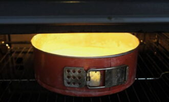 Установите на температурном датчике 180 градусов. Поместите форму с тестом в духовку. Запекайте бисквит в течение 30 минут, затем проверьте готовность деревянной шпажкой или зубочисткой. При необходимости увеличьте время приготовления.