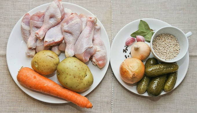 Рассольник с курицей, перловкой и огурцами — 5 рецептов