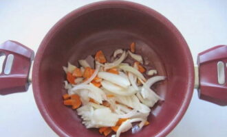 Лук и морковь почистите, промойте и нарежьте небольшими кусочками. В казанке или кастрюле для тушения, также разогрейте немного масла и нарезку этих овощей обжарьте до легкого румяного цвета.