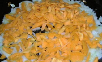 Морковь нарежьте тонкими брусочками, переложите к луку и пожарьте при помешивании лопаткой в течение 3 минут.