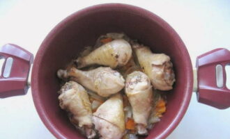 В казанок поверх обжаренных овощей уложите куриные голени.