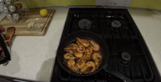 Как пожарить креветки на сковороде — 10 вкусных рецептов
