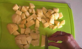 Очищенный картофель нарежьте небольшими кубиками.