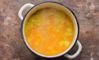 В сваренный суп по своему вкусу насыпьте соль с черным перцем.