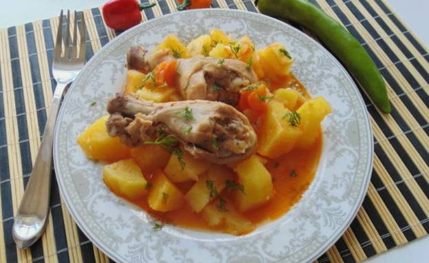 Запеченный картофель с куриными ножками на сковороде и запеченный картофель с мясом на сковороде — 5 самых вкусных рецептов