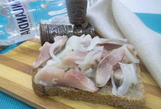 Бутерброды с селедкой — 10 простых рецептов