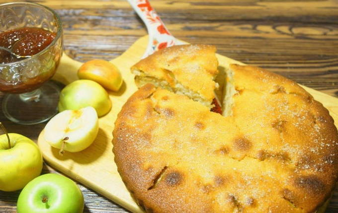 Пирог с манкой и яблоками
