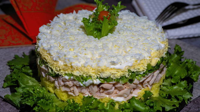 Слоеный салат с копченой курицей, ананасом и грибами