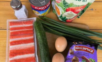 Соберите продукты для волшебного салата. Яйца категории С0-С1 выньте из холодильника, обмойте под краном и оботрите салфетками. Сварите вкрутую и охладите.