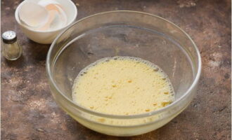 Как испечь вкусные блины на Масленицу? В глубокую емкость разбиваем яйца, всыпаем соль и сахарный песок – взбиваем венчиком до образования пенки.