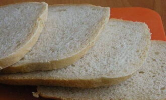 Хлеб разрезаем на равные по толщине брусочки.