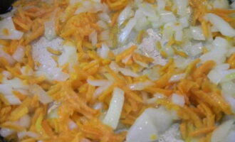 С морковки удалите кожуру и натрите теркой. Луковицу обшелушите от верхнего слоя и измельчите. Овощи спассеруйте на раскаленной с маслом сковороде.
