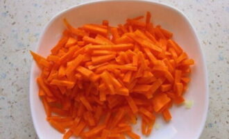 Морковку нарезаем небольшими брусочками.
