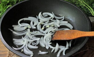 В сковороде разогреваем масло и пассеруем луковые полукольца, и дольки чеснока в течение нескольких минут на среднем огне.