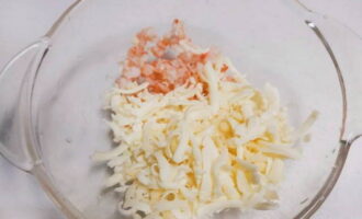 В пиале объединяем креветки с двумя видами натертого сыра.
