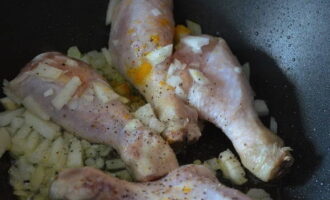 Курицу с овощами кладем в кастрюлю с толстым дном. Обжариваем продукты вместе до румянца.