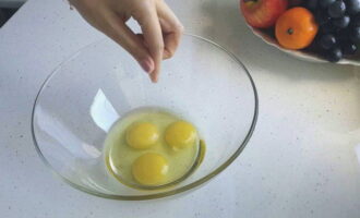 В сухую и обезжиренную посуду разбейте яйца комнатной температуры и добавьте щепотку соли.