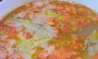 Приготовленную зажарку переложите в суп. Уменьшите нагрев. Сбалансируйте по вкусу. Варите еще минут 5.