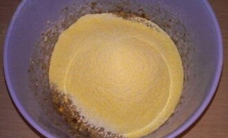 Затем кукурузную муку и разрыхлитель. Добавляем ванильный сахар и замешиваем однородное тягучее тесто.