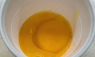 Яйца категории С0-С1 вымойте и обсушите. Стукните о плоскую поверхность и отделите желтки от белков.