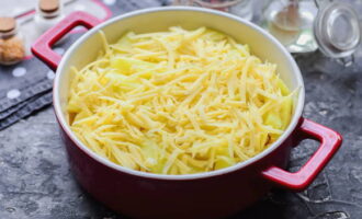 Твердый сыр натрите на терке и припорошите заготовку. Прикройте фольгой.