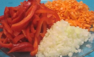 Мелко нарезаем лук с морковью. Перец разделываем тонкой соломкой.